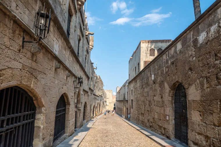 Stara gradska jezgra UNESCO-ov je popis svjetske baštine. Rodos je dom mnogim antičkim ruševinama, uključujući drevni grad Kameiros.