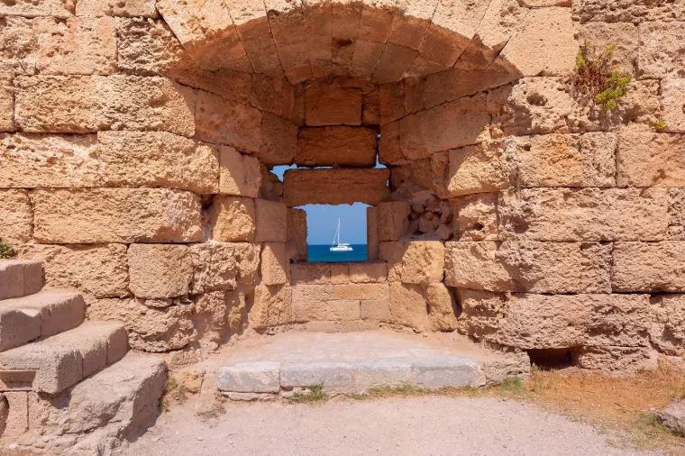 Na otoku se održavaju rekonstrukcije drevnih brodova, koji su jednom plovili mediteranskim vodama. Ove aktivnosti omogućuju posjetiteljima da dožive pomorsku povijest.