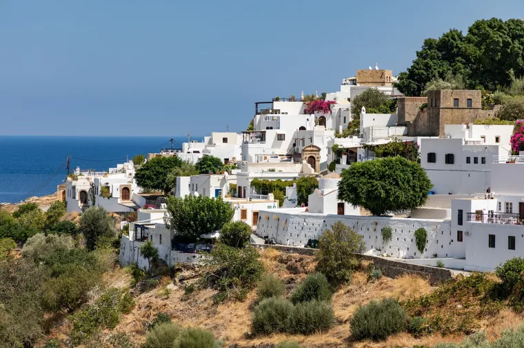 Rodos je poznat po svojim lavandama koje cvjetaju tijekom ljeta. Ove prekrasne biljke ne samo da ukrašavaju otok, već i mame posjetitelje svojim mirisom.