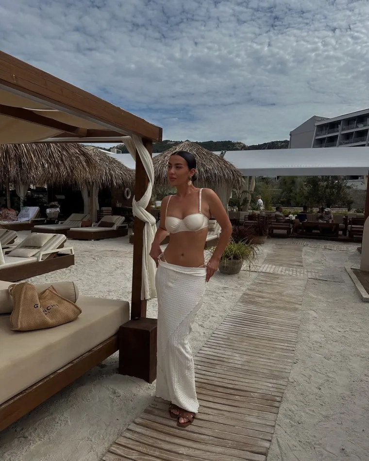 Zbog načina šminkanja, ali i fizičke sličnosti, mnogi je nazivaju hrvatskom Kim Kardashian. 