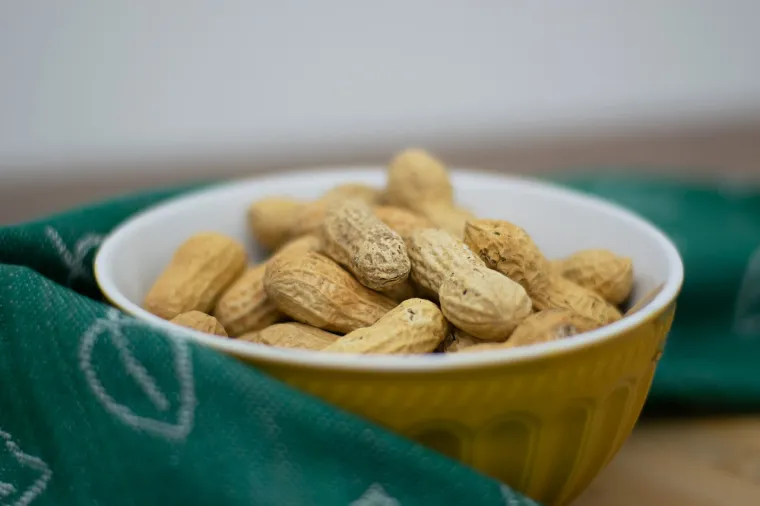 1. Posegnite za ora&scaron;astim plodovima: Studije povezuju dnevnu porciju neslanih ora&scaron;astih plodova s brojnim prednostima za zdravlje, od smanjenja rizika od srčanih bolesti do boljeg pamćenja. 