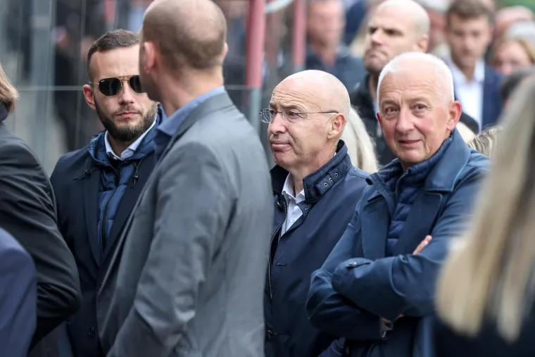 Podsjetimo, prof. Ante Ćorušić, dugogodišnji ravnatelj Kliničkog bolničkog centra Zagreb, poginuo je u ponedjeljak prijepodne nakon što je pao na požarnim stepenicama upravne zgrade Rebra. Pri padu je udario glavom i ostao na mjestu mrtav. Njegovi suradnici nastojali su ga reanimirati, ali uzalud.