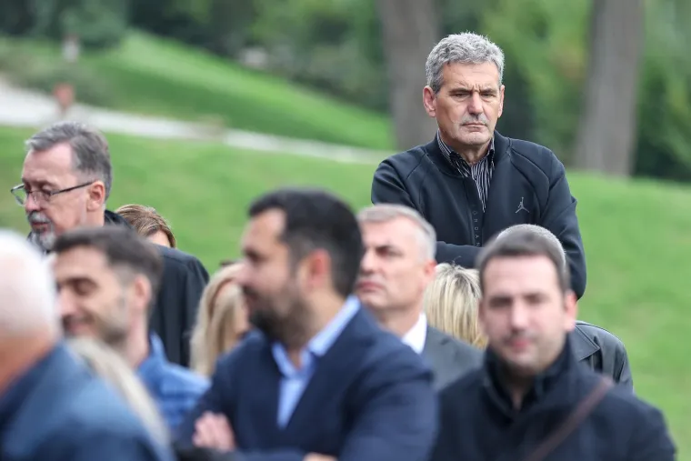Opravdavao se time da je to radio jer je to tada bila &apos;radna obaveza&apos;. Ipak nikad nije bio za apsolutnu zabranu. Bio je i član povjerenstva za izradu novog zakona o pobačaju koje je sastavio bivši ministar zdravstva Milan Kujundžić. 