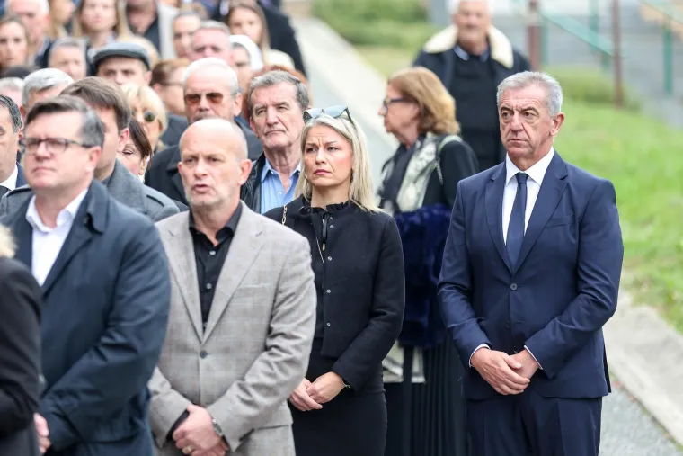 Član HDZ-a postao je 1989., a u stranku se učlanio u Zaprešiću, u kojem je tada živio. U svibnju 1991. privremeno prekida specijalizaciju da bi se kao liječnik dragovoljac pridružio Glavnom stožeru saniteta, a potom u postrojbe hrvatske policije i tadašnjeg Zbora narodne garde. Na ratištu je proveo 19 mjeseci i 13 dana. 