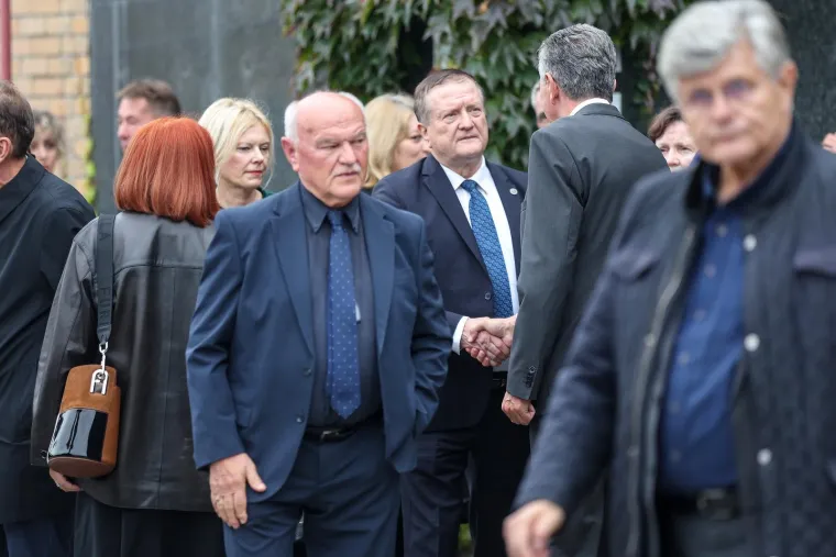 Zagrebački ispraćaj Ante Ćoru&scaron;ića: Do&scaron;li Dalić, Plenković, Božinović, Bebić...