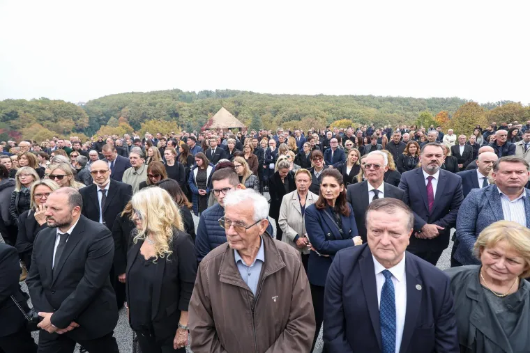 Zagrebački ispraćaj Ante Ćoru&scaron;ića: Do&scaron;li Dalić, Plenković, Božinović, Bebić...
