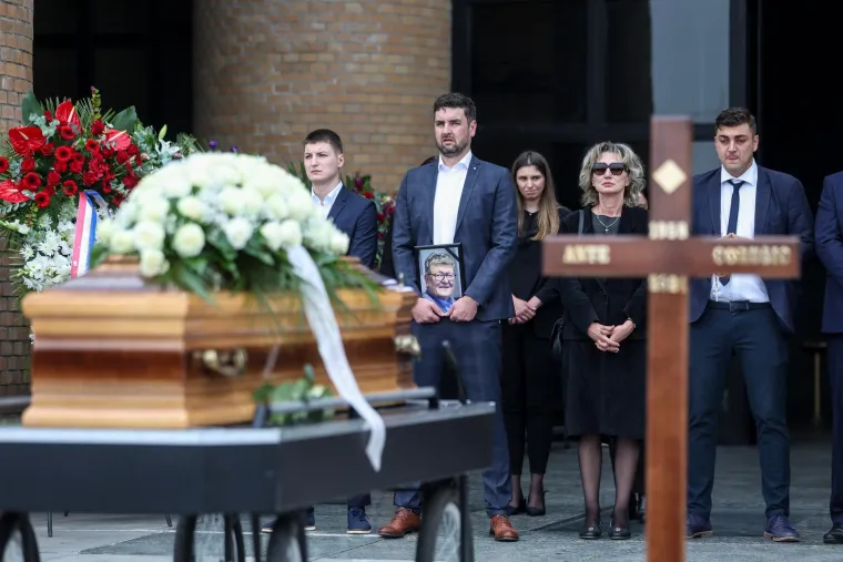 Zagrebački ispraćaj Ante Ćoru&scaron;ića: Do&scaron;li Dalić, Plenković, Božinović, Bebić...