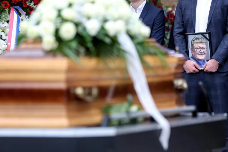 Zagrebački ispraćaj Ante Ćoru&scaron;ića: Do&scaron;li Dalić, Plenković, Božinović, Bebić...