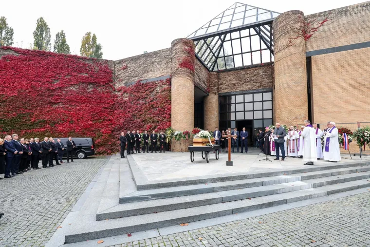 Zagrebački ispraćaj Ante Ćoru&scaron;ića: Do&scaron;li Dalić, Plenković, Božinović, Bebić...