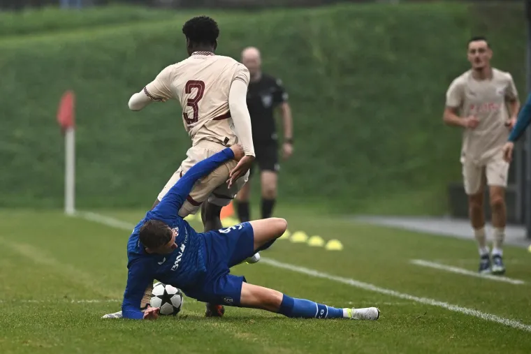  uvodna dva kola juniori Dinama su poraženi 1-2 kod Bayerna, dok su na domaćem terenu svladali Monaco 1-0. Sljedeći suparnik bit će Slovan u Bratislavi.

Salzburg je ostao maksimalan i nakon trećeg kola, sada ima devet bodova, a protiv Dinama je poveo golom Verhouniga već u četvrtoj minuti. Dinamo je izjednačio u 39. kada je vrlo lijepo iz slobodnog udarca pogodio Sven Šunta. Ipak, Verhounig je još jednom bio koban po hrvatskog prvaka, u 53. minuti je postigao pogodak za 2-1.