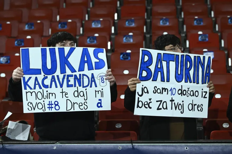 Snimljena su i dva mlada fana koji su tražili dresove. Jedan želi od Baturine, a drugi od Lukasa Kačavende