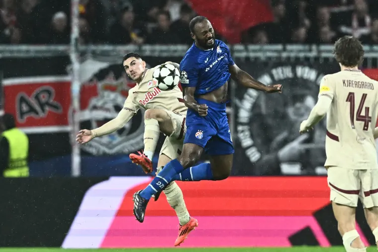 Dinamovce u Salzburgu dočekale poruke na tribinama, na meti bila dva igrača