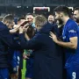 Išao je Kulenović prema golu loveći jednu dugu loptu Ogiware, a golman gostiju je istrčao van šesnaesterca. Sudario se s Kulenovićem, Nizozemac je pustio prednost, a Sučić pucao na odbijenu loptu koju je Schlager rukom obranio van kaznenog prostora. 