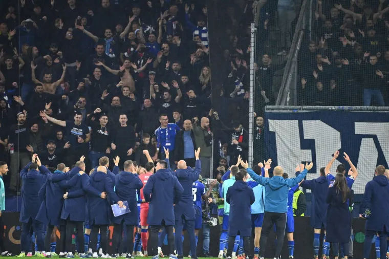 RB Salzburg je dao Dinamu na raspolaganje 1.500 ulaznica, no u Mozartovom gradu su Plavi  imali daleko veću podršku jer su se navijači snalazili na razne načine. Stadion, koji je kapacitet 30.188 gledatelja nije bio rasprodan, pa je i to olakšalo potragu za ulaznicama. Većina navijača je stigla na dan utakmice s obzirom da je Zagreb udaljen tek nešto više od 400km.