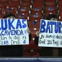 Snimljena su i dva mlada fana koji su tražili dresove. Jedan želi od Baturine, a drugi od Lukasa Kačavende