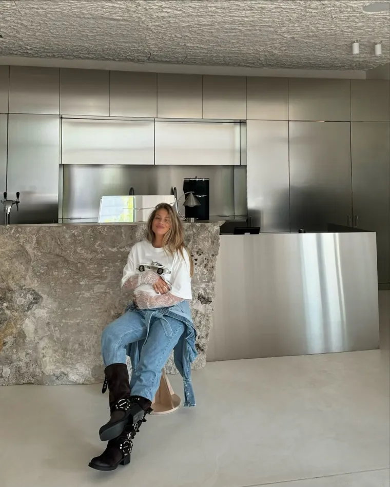 O Izabelinoj trudnoći u početku se ništa nije znalo, a informacija o tome da čekaju drugo dijete stigla je uoči Europskog prvenstva. Tada je na Instagramu objavila fotografiju u uskoj haljini u kojoj je naglasila trudničku figuru.