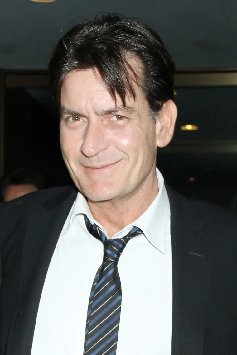 Američki glumac Charlie Sheen (57) najpoznatiji po ulozi u seriji &apos;&apos;Dva i pol muškarca&apos;&apos;, bio je na putu da postane velika zvijezda poput svog oca, Martina Sheena. Tijekom kasnih 80-ih i 90-ih godina, Charlie je glumio u popularnim filmovima poput &apos;&apos;Platoon&apos;&apos;, &apos;&apos;Wall Street&apos;&apos;, &apos;&apos;Young Guns&apos;&apos; i &apos;&apos;The Rookie&apos;&apos;. Međutim, 2011. godina bila je prekretnica za njega jer su se tada pojavili njegovi veliki problemi s drogom i alkoholom, a kao i problemi u braku i optužbe za obiteljsko nasilje.