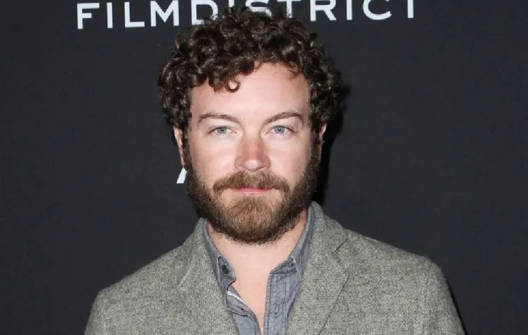 Danny Masterson (47), najpoznatiji po ulozi Stevena Hydea u seriji &apos;&apos;Lude 70-e&apos;&apos; također je nastupao u filmovima &apos;&apos;Men at Work&apos;&apos; i &apos;&apos;The Ranch&apos;&apos;. Bio je jedan od prepoznatljivih lica na televiziji, no njegovi postupci uništili su njegovu slavu. U svibnju 2023. Masterson je proglašen krivim za silovanje dviju žena koje su, poput njega, bile članice Scijentološke crkve.