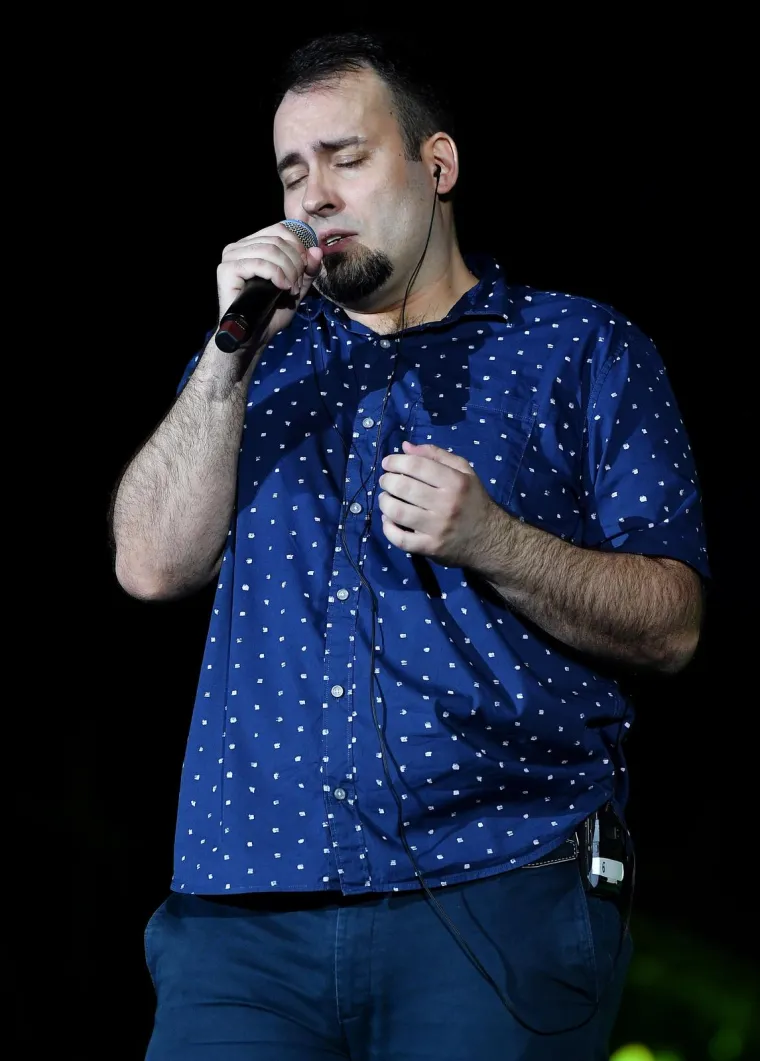 Rafael Dropulić, javnosti poznat kao Rafo, bio je glazbena teen zvijezda 2000-tih, a pobijedio je i u reality showu &quot;Farma&quot;. 