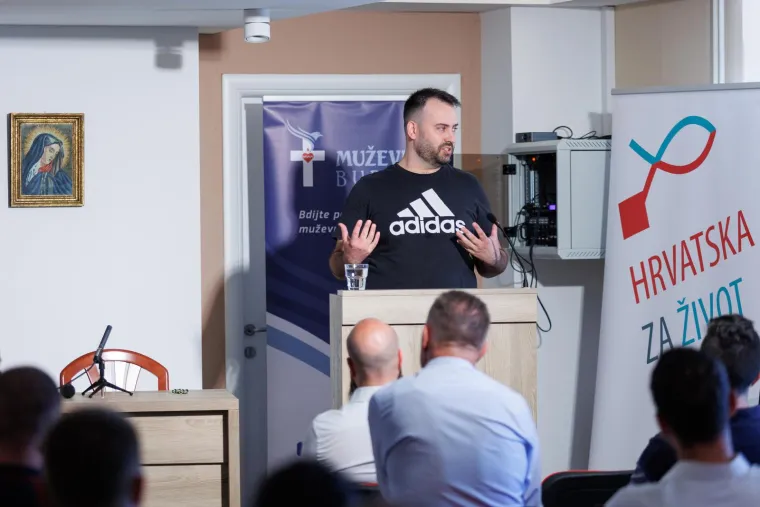 Danas se pronašao u vjeri, pa je tako glazbenu karijeru zamijenio za aktivnost u katoličkim udrugama. 