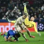 Pogledajte samo reakciju Kulenovića nakon pada. Podsjetilo nas je sve na situaciju s Livakovićem. Samo, kod situacije s Livakovićem je to što Livi nije zaslužio crveni, nego žuti i bar pregled situacije pomoću VAR sustava. 