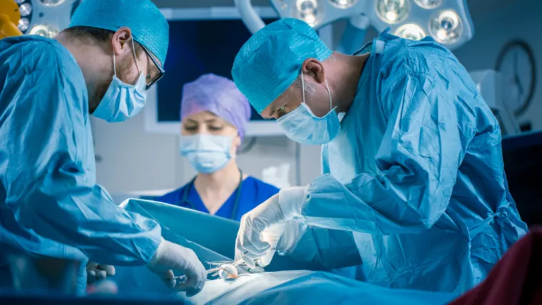 2. Kirurg: Kirurzi zauzimaju drugo mjesto na svjetskoj listi. Vješti medicinski stručnjaci izvode operacije kako bi pomogli u preciznom liječenju bolesti, ozljeda i drugih deformiteta.