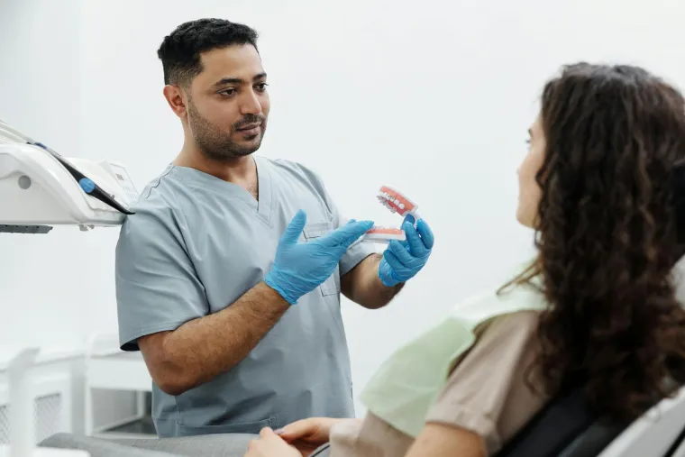 5. Ortodont: Upotrebom proteza i drugih ortopedskih pomagala, ortodonti pomažu pacijentima u dijagnosticiranju, prevenciji i ispravljanju nepravilnog položaja zuba. 