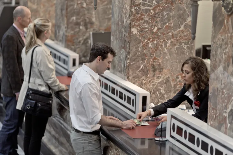 14. Investicijski bankar: Investicijski bankari pomažu korporacijama, vladama i drugima kada je u pitanju financijsko savjetovanje, kao i prikupljanje kapitala, između ostalog. 