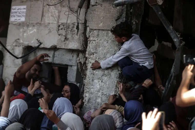 Brojni Palestinci, među njima i djeca, napravili su ogromne redove ispred jedine pekare u gradu