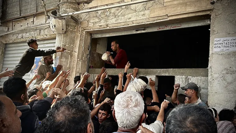 Potresni prizori iz Gaze: Ovako se Palestinci bore za kruh ispred jedine pekare u gradu