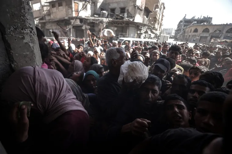 Potresni prizori iz Gaze: Ovako se Palestinci bore za kruh ispred jedine pekare u gradu
