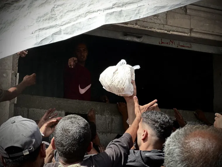 Potresni prizori iz Gaze: Ovako se Palestinci bore za kruh ispred jedine pekare u gradu
