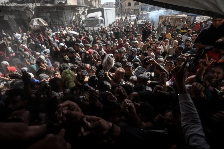 Potresni prizori iz Gaze: Ovako se Palestinci bore za kruh ispred jedine pekare u gradu