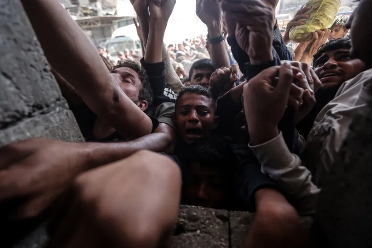 Potresni prizori iz Gaze: Ovako se Palestinci bore za kruh ispred jedine pekare u gradu