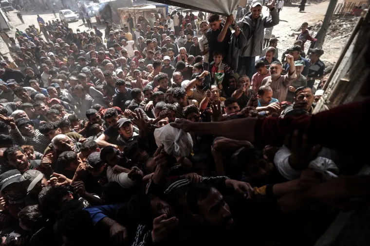 Potresni prizori iz Gaze: Ovako se Palestinci bore za kruh ispred jedine pekare u gradu