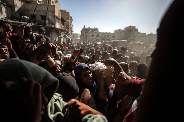 Potresni prizori iz Gaze: Ovako se Palestinci bore za kruh ispred jedine pekare u gradu