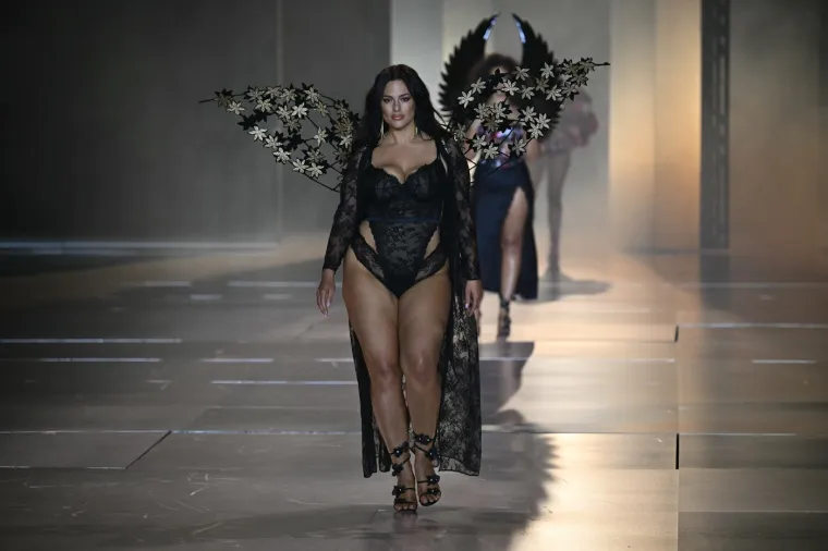 Proslavila se 2016. godine kada je prvi put osvanula na naslovnici izdanja &quot;Sports Illustrated Swimsuit&quot; kao plus-size model.