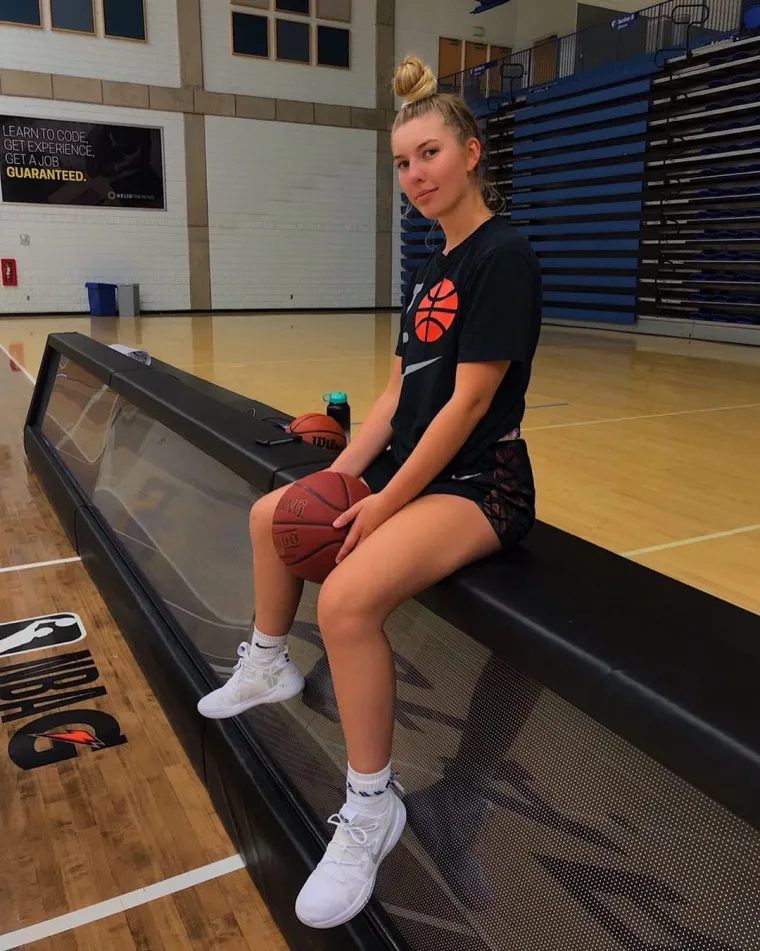 Samo opu&scaron;teno: Ashley Roberts bez grudnjaka pro&scaron;etala Londonom