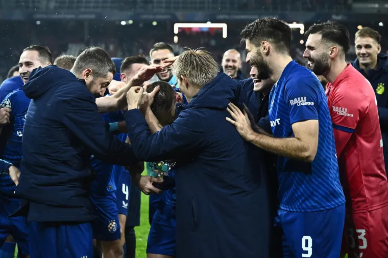 Išao je Kulenović prema golu loveći jednu dugu loptu Ogiware, a golman gostiju je istrčao van šesnaesterca. Sudario se s Kulenovićem, Nizozemac je pustio prednost, a Sučić pucao na odbijenu loptu koju je Schlager rukom obranio van kaznenog prostora. 