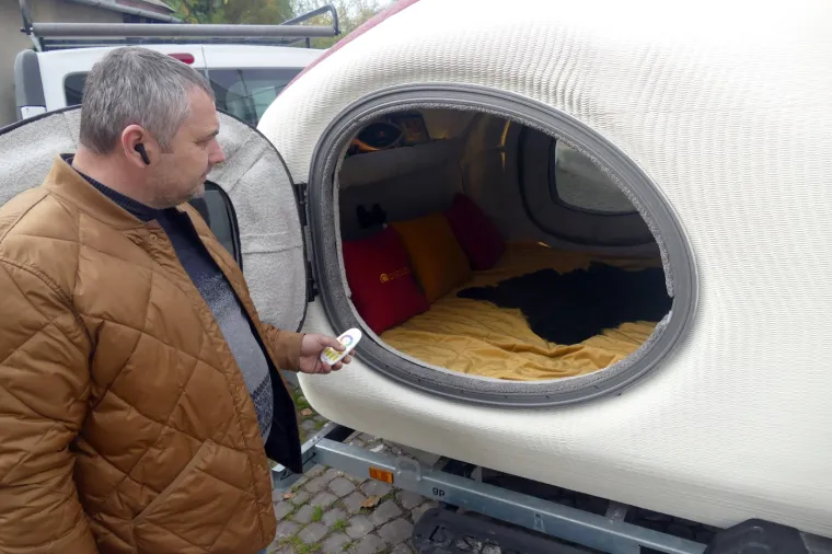 Izradio je kamp-prikolicu od 7.400 plastičnih boca, iznutra izgleda 'bomba'