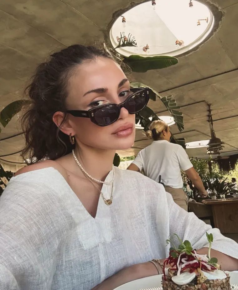 Korigirala je samo nos? 'Isplivale' stare fotografije Emine Jahović na kojima izgleda neprepoznatljivo