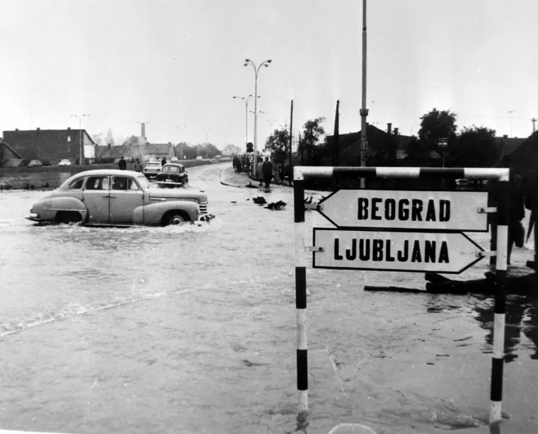 &quot;Voda je strahovitom silinom nadirala iz Odranske i od autoputa. Počela je nadirati i iz podzemlja. Objekti su bili opkoljeni vodom, podrumi i prizemlje potopljeni. Bujica je sve odnosila. Pola sata prije nego što se voda pojavila, isključena je električna struja na cijelom području...&quot;, rečeno je u nastavku članka.