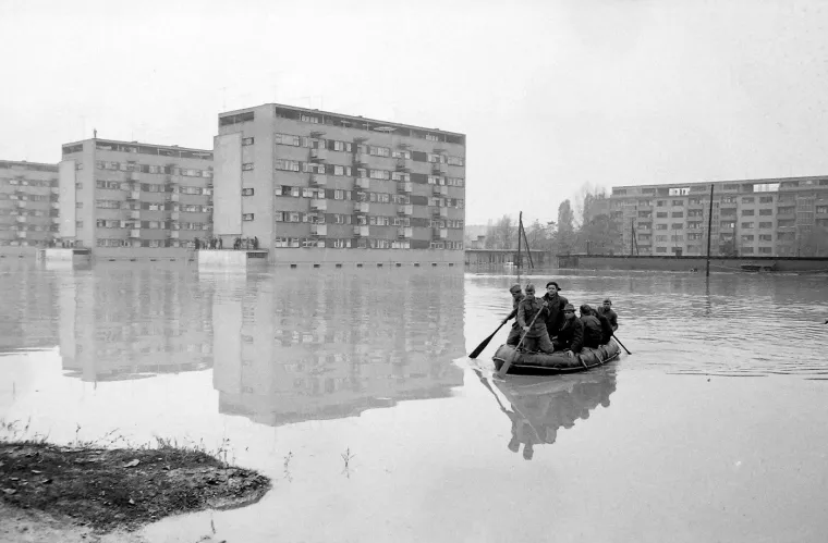 Danas na tu tragediju podsjećaju brojne fotografije, zapisi koji svjedoče kako je izgledao Zagreb nakon što je vodostaj Save već u osam sati ujutro iznosio +514 centimetara.  