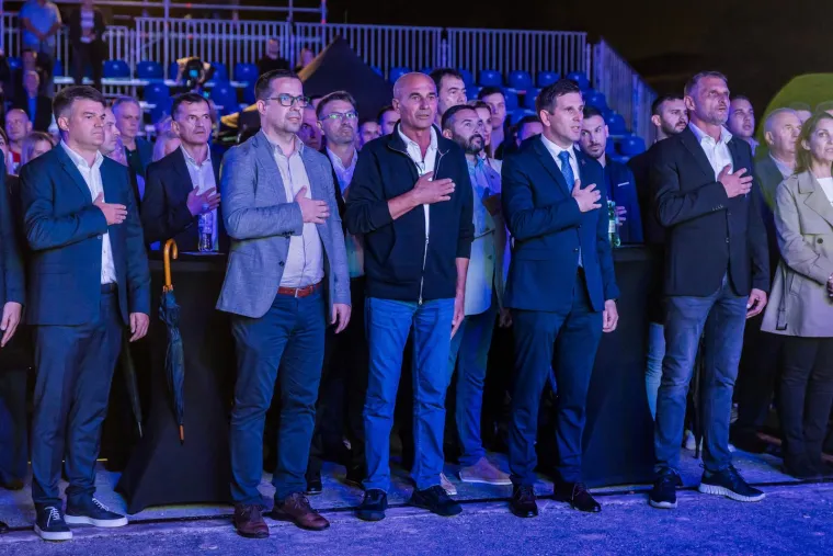 Ovakav doček nisu imali ni Vatreni. HDZ predstavio svog kandidata za gradonačelnika Splita, morate vidjeti kako...