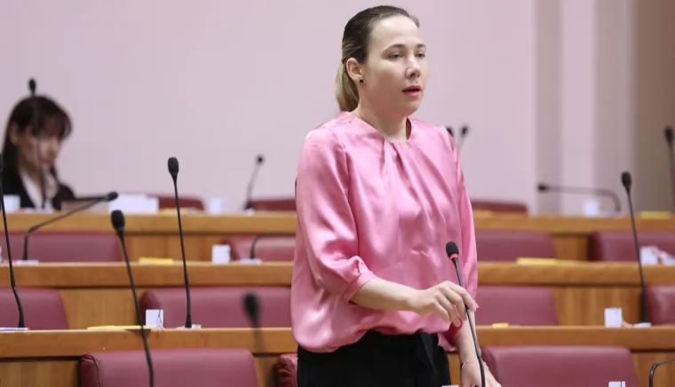 Njeni istupi često uključuju analize o suvremenim dru&scaron;tvenim pitanjima poput obrazovanja, tehnologije i rodne ravnopravnosti, &scaron;to je Mariju učinilo prepoznatljivom figurom u političkim krugovima. 