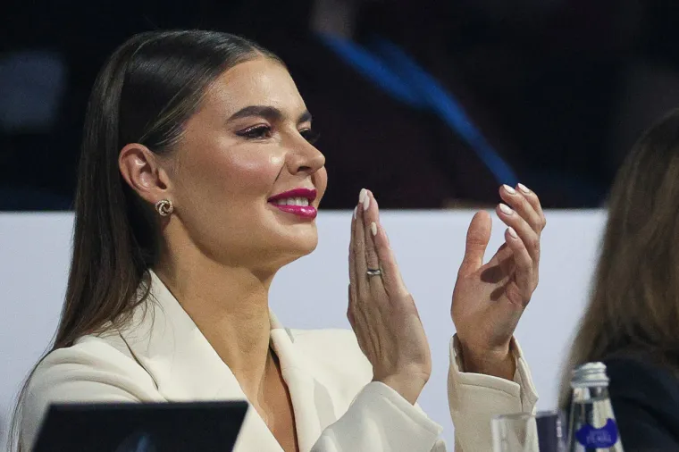 Rođena u Uzbekistanu, Kabaeva je kao mlada djevojka ušla u svijet sportske gimnastike, brzo postavši olimpijska zvijezda i jedna od najuspješnijih gimnastičarki svog vremena. Zlatnu medalju osvojila je na Olimpijskim igrama u Ateni 2004. godine, čime je osigurala svoje mjesto u povijesti sporta.
