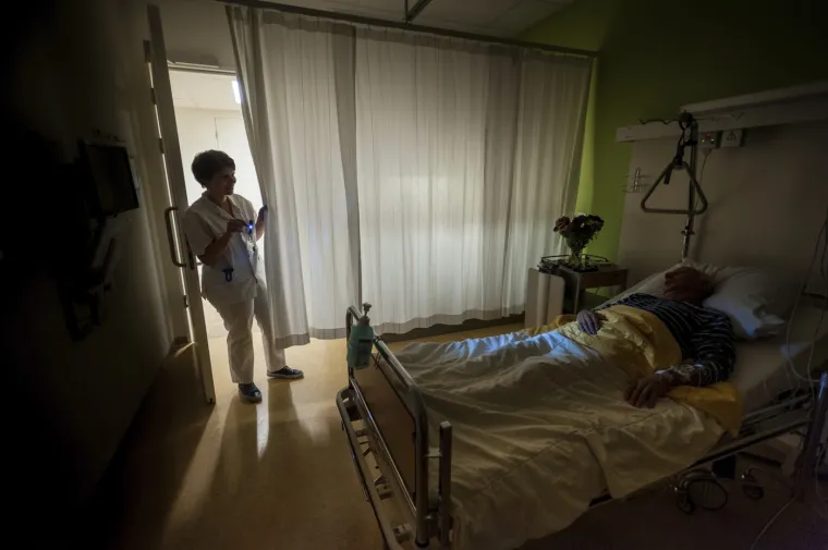 &apos;&apos;Pacijenti mogu biti nemirni, teško im je i mogu pokušavati ustati iz kreveta&apos;&apos;, kaže Lucy.