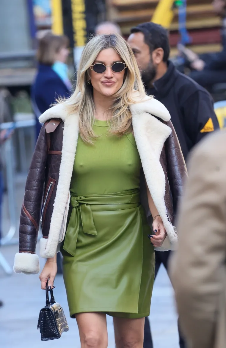Odabrala je zeleni outfit koji joj je odlično pristajao, no jedan detalj svima je upao u oko.