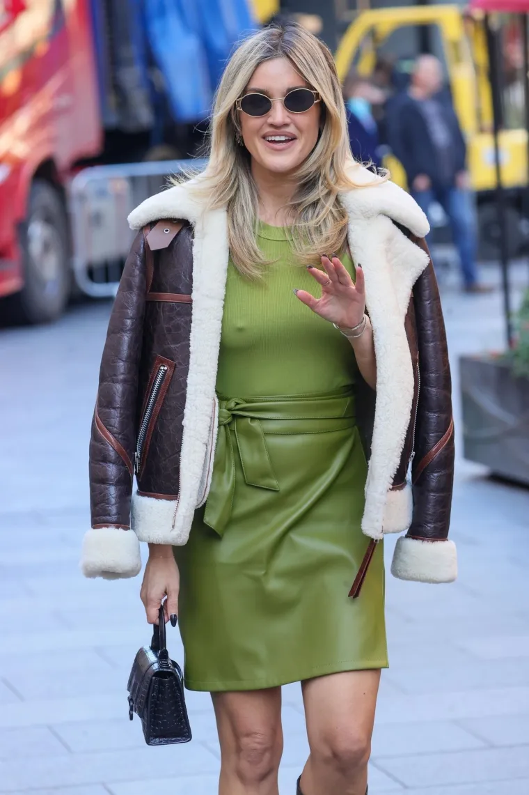 Samo opu&scaron;teno: Ashley Roberts bez grudnjaka pro&scaron;etala Londonom