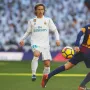 Na ovoj fotografiji možemo vidjeti kako ga preuzima Iniesta, legendarni veznjak Barcelone koji je s Lukom isto vodio mnoge nogometne bitke. 